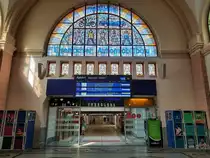 Das Fensterbild  70 Jahre Eisenacher Automobilbau  am 15.08.2021 in der Bahnhhofshalle in Eisenach.