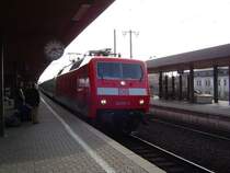 BR120 157-3 durchf�hrt mit ihrem IC den G�ttinger Hbf. (27.03.04)