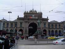 Der beeindruckende Bau des Z�richer Hbf am ziemlich k�hlen 26.03.04.