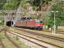 Vier Loks f�r diesen G�terzug, der Bahnhof Iselle in Richtug S�den durchf�hrt.