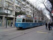 VBZ Verkehrsbetriebe Z�rich. Tram der Linie 2 in Richtung Tiefenbrunnen am 26.03.04 in der Z�richer City.