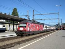 Berner Oberland 2007 - Einen aus IC 2000 Doppelstockwagen gebildeten InterCity schiebt am Morgen die f�r die Euro 08 werbende, aber namenlose, SBB Re 460 015-1 aus dem Bahnhof Spiez in Richtung Thun.