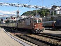 Berner Oberland 2007 - Mit einem Regionalzug nach Zweisimmen kommt am 12.07.2007 die braune BLS Re 4/4 191  Reichenbach im Kandertal  aus dem Depot in den Bahnhof von Spiez gefahren. Die Wagen befinden sich alle noch in der BLS Ursprungslackierung, so das hier einen originalen BLS-Reisezug hat, wie er noch gegen Ende der 1990er Jahre alt�glich war. Heute findet sich immer mindestens ein Wagen im Zug, der bereits die neue BLS-Lackierung tr�gt. 