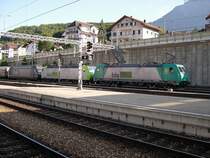 Berner Oberland 2007 - Drei verschiedene Loks hat es am 12.07.2007 vor einer Rollenden Landstra�e im Bahnhof von Spiez. Es f�hrt die Leihlok 185 577-4, in der Mitte befindet sich die BLS 485 020-2 und zum guten Schluss noch die BLS 465 002-4.