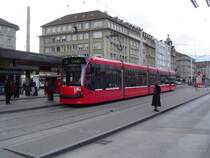 BernMobil - Die neueste Trambaureihe der Verkehrsbetriebe Bern auf der Linie 3 in Richtung Saali an der Haltestelle Hauptbahnhof, direkt in der Berner City. (22.03.04)