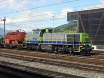 Berner Oberland 2007 -  Was soll ich jetzt mit dem Kesselwagen machen  �berlegt Am 843 501-8 am 12.07.2007 im Bahnhof von Frutigen.