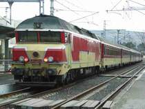 DF-109 setzt sich vor den Zug und wird den aus Fes angekommenen Schnellzug weiter auf der nicht elektrifizierten Strecke nach Tanger ziehen.
Die Baureihe DF des ONCF ist mit 2650 kW/3600PS die leistungst�rkste Dieselokreihe in Marokko. Sie ist baugleich mit der franz�sischen Reihe CC72000 der SNCF.
Sidi-Kacem 24.01.2007