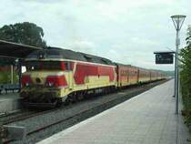DF-101 ist hier mit ihrem Schnellzug aus Sidi-Kacem kommend in Tanger angekommen. Diese Lok wurde 1968 von Alsthom und SACM in Frankreich gebaut. 
Hinter der Lok der Generator- und Gep�ckwagen. Die Schnellz�ge der ONCF ben�tigen f�r die Stromversorgung des Zuges einen Generatorwagen,da die Loks (auch die E-Loks!) dies nicht bereitstellen k�nnen. 

Tanger 24.01.2007