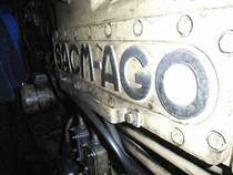 
SACM AGO 16-Zylinder Dieselmotor f�r eine Leistung von 2650 kW/3600PS in der Reihe DF und 

CC72000.
Die SACM (Soci�t� Alsacienne de Constructions M�caniques), welche den Motor hergestellt hatte, ist in Deutschland besser unter ihrem deutschen Namen Els�ssische Maschinenbau-Gesellschaft Grafenstaden bekannt. Der Typname AGO f�r die Motorenreihe leitet sich von den Initialen der drei Motorkonstrukteure ab, deren Familiennamen eben mit A G und O begonnen haben.
Die SACM gibt es heute nicht mehr, wohl sind aber etliche T�tigkeitsbereiche in anderen Zusammenh�ngen weiter existent (z.B. Alcatel). 
Sidi-Kacem 26.01.2007 DF-105
