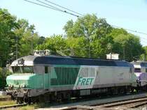 CC72010 in gr�ner Fret-Lackierung im Hauptbahnhof von Mulhouse.
Diese Lok besitzt weiter den originalen SACM AGO 16V Motor.

Eine originale Lok der Reihe CC72000 ist in Mulhouse eher selten zu sehen. Es verkehren hier fast nur die remotorisierten Loks der Reihe CC72100. 

Die SNCF hat in den Jahren 2002-2004 einen Teil der Baureihe CC72000 remotorisiert und diese dann in die Reihe CC72100 umbenannt, da sie auf eine gr��ere Zahl dieser auch schon betagten Loks noch einige Zeit nicht verzichten kann. �u�erlich sind die Loks aber nur an der Beschriftung zu unterscheiden. Von der formsch�nen Reihe CC72000 wurden von 1967-1974 urspr�nglich 92 St�ck gebaut.



Mulhouse 19.05.2007
