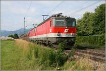 Die Innsbrucker 1144 234 und 216 bringen am fr�hen Morgen des 29.06.07 einen Kalkzug zum Zementwerk Rohrdorf. W�hrend die 234 noch den  Pflatsch  tr�gt, rollt die 216 schon im neuen �BB-Design duch die Lande. (Die Aufnahme wurde nicht bearbeitet).