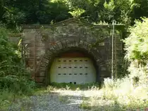 Das Ostportal vom mittlerweile verfüllten Schwarzkopftunnel, am 25.08.2021 in Heigenbrücken.