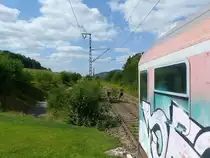 Reste der alten Spessartrampe mit dem D-DB 50 80 22-35 810-7 Bnrz 450.3 als Denkmal, am 25.08.2021 bei Laufach.