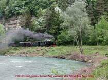 Im Mai 2003 f�hrt 298.53 mit einem gemischten Fotosonderzug bei Neuzeug unter den Konglomeratfelsw�nden entlang der Steyr.