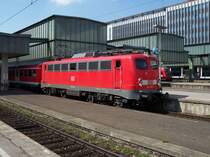 110 236 wartet mit ihrem Regionalexpress auf die Abfahrt.