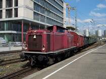 V100 1357 der GES erreicht mit ihrem Sonderzug den Stuttgarter Hauptbahnhof. Am Zugende h�ngt 50 3636 und wird den Zug gleich mit Volldampf in Richtung Bad Cannstadt aus dem Bahnhof ziehen.