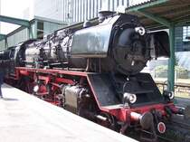 50 3636 steht am 12.04.2004 mit ihrem Dampfsonderzug auf Gleis 1 des Stuttgarter Hauptbahnhofs.