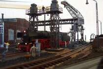 Harzbahn April 2004:  012 nach dem �lbunkern beim Entschlacken und Besanden. Faller Kohlekran, Bockkran und die beiden Wasserstationen sind komplett fernsteuerbar und in allen Funktionen zu bedienen. Die Dampfversorgung befindet sich rechts im Anschluss an den 18-st�ndigen Schuppen.