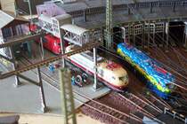 Harzbahn April 2004: 103er vor der Schlosserei. Die Sommerfeld-Spinne wird von den Abspannmasten vor den Schuppentoren auf starken Zug gebracht.