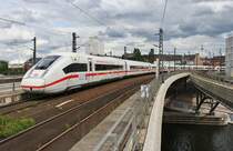 412 218 (6812 218-4) fährt am 07.08.2021 als ICE846 von Berlin Ostbahnhof nach Mönchengladbach Hauptbahnhof mit 412 219 (6812 219-2) als ICE856 von Berlin Ostbahnhof nach Köln Hauptbahnhof in den Berliner Hauptbahnhof ein. 