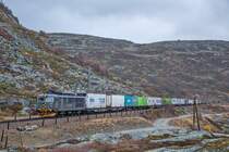 El 14 2182 der CargoNet ist im windigen und rauhen Norwegen zwischen Haugastol und Finse in Richtung Bergen unterwegs. Aufgenommen am 14.10.2021.