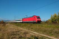 DB Fernverkehr 101 015-6 mit eine EuroCity in Gau Algesheim am 16.10.21 