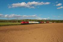 Rheincargo Bombardier Traxx 185 604-6 mit Containerzug in Walluf am 16.10.21