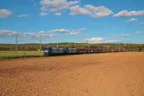 RBH Bombardier Traxx 145 059-2 und 145 071-7 mit Kohlewagen in Walluf am 16.10.21