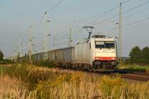 185 639 der akiem führte am 08.10.21 einen Ganzzug Hochbordwagen durch Gräfenhainichen Richtung Bitterfeld.