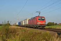 193 349 schleppte am 08.10.21 einen Schenker-KLV durch Gräfenhainichen Richtung Bitterfeld. In diesem Zug wurden neben den Aufliegern auch Container mitgeführt.
