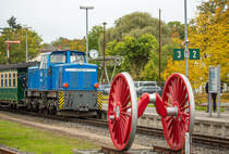 Lok 251 901 als Schlußlok am Rasenden Roland von Putbus nach Lauterbach Mole. - 17.10.2021


