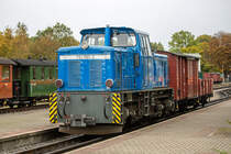 Lok 251 901 mit Schmalspurwagen der Gattung G und O am Bahnsteiggleis in Putbus. - 17.10.2021
