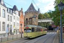 Am 17.10.2021 führte die Zukunftsinitiative Innenstadt Neuss (ZIN) wieder Fahrten durch die Neusser Innenstadt mit einem historischen Triebwagen der Rheinbahn durch. Eingesetzt wurde diesmal der GT6 2501, der erste von der Duewag gebaute Sechsachser. Kurz nach Verlassen der Schleife an der Stadthalle ist er hier auf der Oberstraße in Richtung Innenstadt unterwegs.