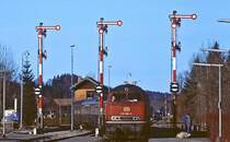 Jahrzehntelang prägten die drei Formsignale das Bild des Bahnhofs Schliersee (KBS 955). Nachdem das linke Signal schon vor längerer Zeit verschwunden ist, fielen jetzt auch die beiden anderen den momentan laufenden Modernisierungsarbeiten zum Opfer. Im FormsignalBahnhofsVerzeichnis heisst es jedenfalls  Zustand war einmal . Zur Erinnerung ein Foto vom Dezember 1985 mit der aus Bayrischzell einfahrenden 218 308-5. Wie man sieht, wurde damals auch noch die Post mit Zug befördert.
