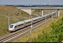812 048-8 (Tz 9048) unterwegs auf schnellstem Wege Richtung Erfurt - hier zwischen Langeneichstädt und Mücheln (Geiseltal).
Aufgenommen von der Straßenbrücke K 2162.

🧰 DB Fernverkehr
🚝 ICE 691 (Linie 11) Berlin Gesundbrunnen–München Hbf
🚩 Neubaustrecke Erfurt–Leipzig/Halle (Fv1)
🕓 24.7.2021 | 15:09 Uhr