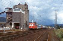 IR Berlin-Erfurt-Frankfurt mit 110 250 und einem Mitropa-Speisewagen als Bistro-Ersatz. Wächtersbach, 08.10.1994.
