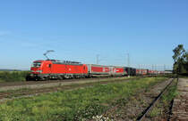 Ringsheim - 25. September 2021 : 193 322 mit einem KLV unterwegs Richtung Süden. HINWEIS : Ich stand nicht im Gleisbereich. An dieser Stelle gibt es ein Holzladeplatz.