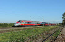 Ringsheim - 25. September 2021 : Trenitalia ETR 610 am EC 151 von Frankfurt/Main nach Milano Centrale. 
HINWEIS : Ich stand nicht im Gleisbereich. An dieser Stelle gibt es ein Holzladeplatz.