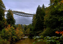 Ein Thurbo GTW 2/8 überquert die Sitter auf dem Weg von St.Gallen nach Herisau. 6.Oktober 2021 