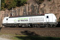 Eine ganz neue Werbelok von TXLogistik. 193 597-2  I do the Job of 40 Trucks  vor einem talwärts fahrendem KLV Zug Richtung Deutschland. Aufgenommen bei Gries am Brenner am 09.10.2021