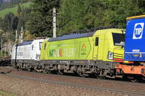TXLogistik 193 597-2  I do the Job of 40 Trucks  & 193 558-4  Natural Talent  vor einem talwärts fahrendem KLV Zug Richtung Deutschland. Aufgenommen bei Gries am Brenner am 09.10.2021