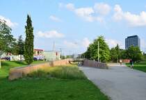 Hier im heutigen Lohsepark befand sich einst der Hannoverscher Bahnhof. Seit den 90ern ist er stillgelegt und 2007 wurde mit dem Abriss und dem Bau eines neuen Stadtviertels begonnen.

Hamburg 28.07.2021