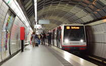 Am Hamburger Hauptbahnhof ist nicht nur oben viel los. Auch in der Ubahn Station Haptbahnhof Nord ist einiges los. DT4 141 steht in Hamburg Hauptbahnhof.

Hamburg 28.07.2021

