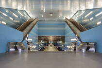 Sehr hell und offen präsentiert sich die recht neue Station Überseequartier. Die angenehmen blauen Farbtöne sollen an das blaue Meer erinnern. 

Hamburg 28.07.2021