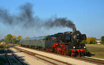 Herbst-Dampftage BEM Nördlingen: Die Dampflok 50 0072-4 kommt mit dem Seenland-Express an der reaktivierten Ladestelle in Dürrenzimmern vorbei. 09.10.2021