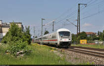 Bpmmbdzf mit Schublok 101 064-4 wurde zwischen Süßen und Salach abgelichtet. Man beachte die bedenklich schief stehenden Oberleitungsmasten.

🧰 DB Fernverkehr
🚝 EC 115  Wörthersee  (Linie 32) Münster(Westf)Hbf–Klagenfurt Hbf (A)
🚩 Bahnstrecke Stuttgart–Ulm (Filstalbahn | KBS 750)
🕓 30.7.2021 | 12:37 Uhr