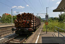 Dieser mit Holzstämmen beladene Flachwagen mit Niederbindeeinrichtungen und der Bezeichnung  Snps <sup>719</sup>  (37 80 4723 384-6 D-DB) war im Bahnhof Süßen am Hausbahnsteig abgestellt.

🧰 DB Cargo
🚩 Bahnstrecke Stuttgart–Ulm (Filstalbahn | KBS 750)
🕓 30.7.2021 | 13:08 Uhr