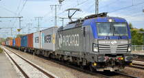 PKP CARGO S.A., Warszawa [PL] mit  EU46-515  [NVR-Nummer: 91 51 5370 027-2 PL-PKPC] und Containerzug am 20.10.21 Durchfahrt Bf. Golm (Potsdam).