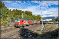 1293.075 führt einen Güterzug gen Süden an . Hier bei Villach Warmbad an diesem sonnigen 14.10.2021