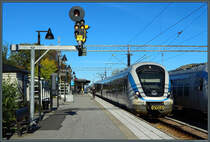 Als Pendeltåg 42X nach Stockholm steht der Coradia Nordic 6072 am 26.09.2021 im Bahnhof Nynäshamn.